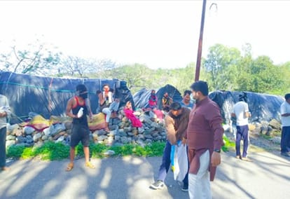 bjp workers distributed food for daily workers